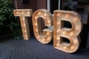 trouwinspiratie beurs Houten letters verlichting