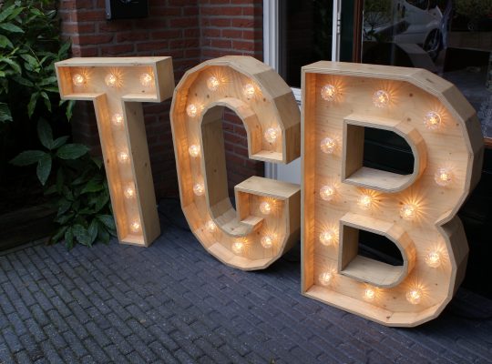 trouwinspiratie beurs Houten letters verlichting