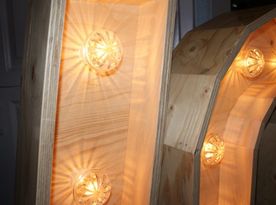 Trouwinspiratie beurs houten letter verlichting detail