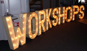 Trouwinspiratie beurs houten letter verlichting workshops