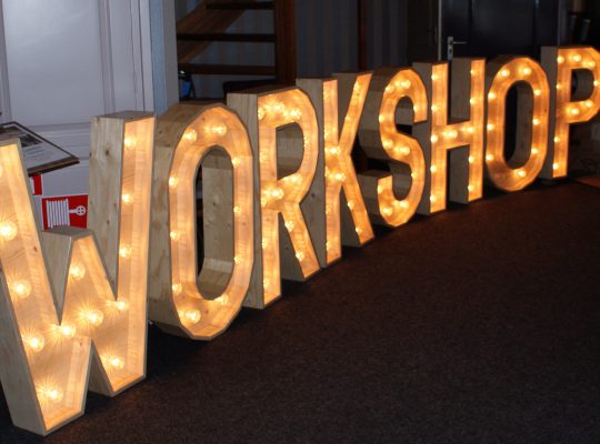 Trouwinspiratie beurs houten letter verlichting workshops