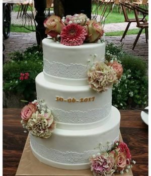 Bruidstaart Lisette wit met herfstbloemen