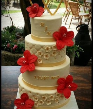 Bruidstaart lisette goud met rode bloemen