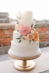 Bruidstaart wit met bloemen