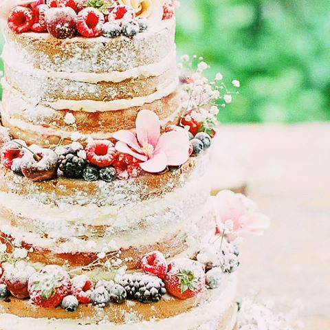Bruidstaart naked cake bessen bloemen